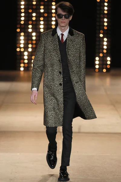 Look 16